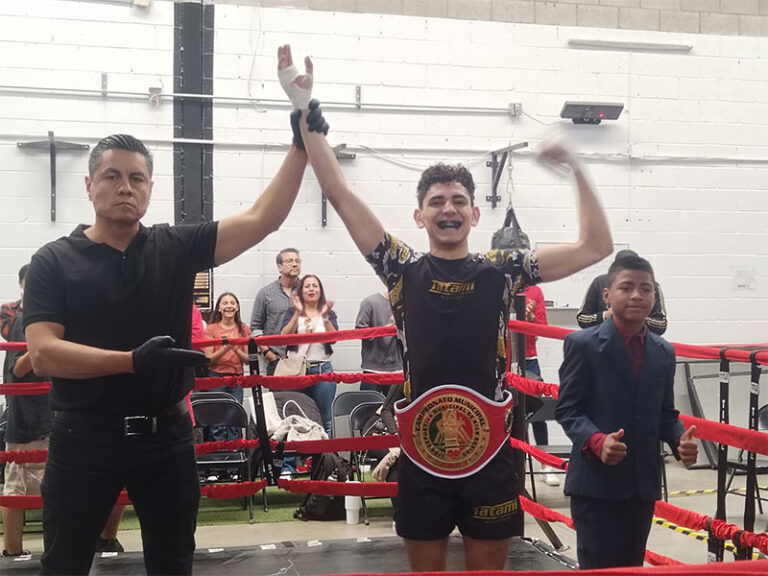 Salen con la mano en alto