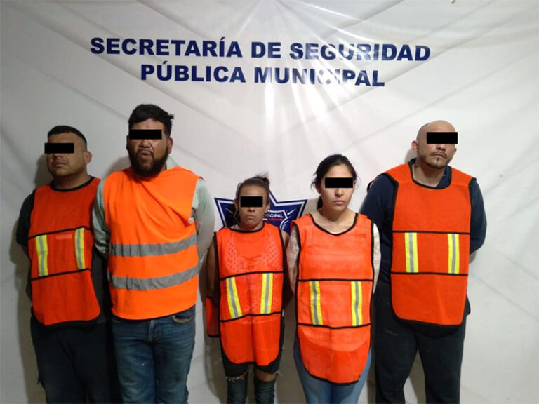 Detienen a cinco personas en posesión de cristal y un arma de fuego calibre 9 milímetros