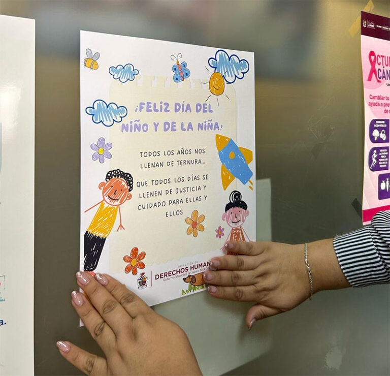 Colocan carteles informativos en la presidencia municipal sobre los derechos de niñas y niños