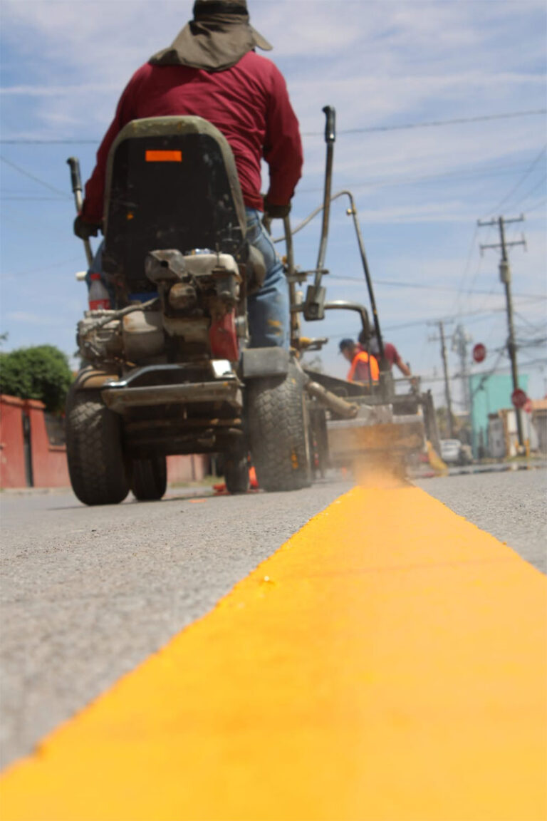 Pintan la línea para dividir los carriles de circulación en la avenida Valentín Fuentes