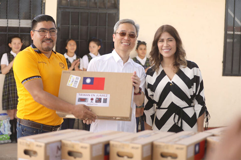 Reciben escuelas públicas donación de computadoras de la Embajada de Taiwán