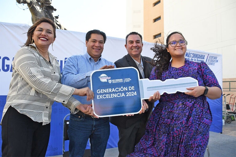 Entregan automóvil último modelo a ganadora del programa Generación de Excelencia