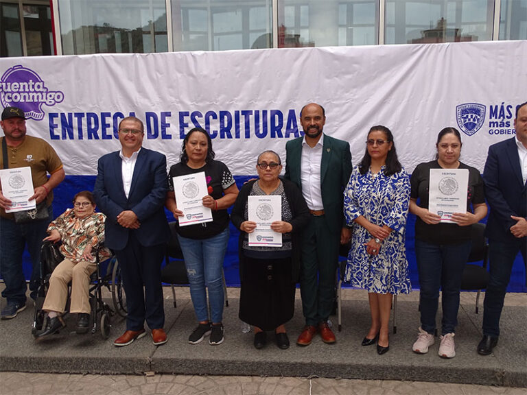 Entrega Gobierno del Estado escrituras de propiedad en Parral