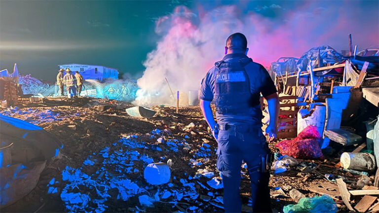 Policías Municipales resguardan a animales de una granja durante incendio