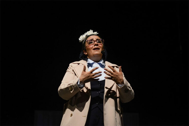 “Falsa conferencia, de la firmeza en el ausencia” cautiva al público juarense con una propuesta innovadora