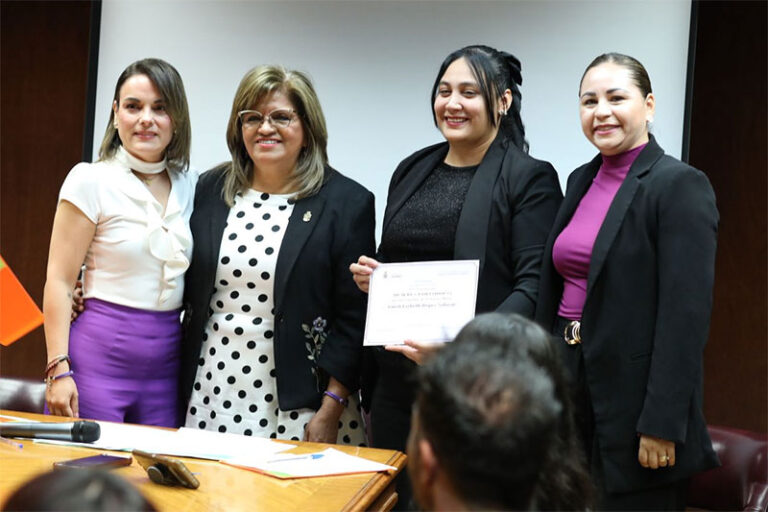Entregan regidoras reconocimiento a mujeres forjadoras