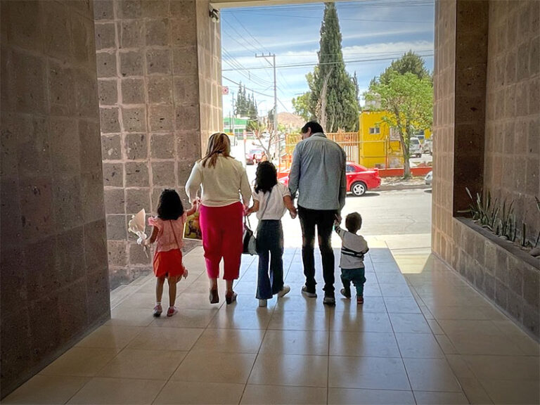 Asigna DIF Estatal familias a 13 niñas y niños en adopción este mes de abril