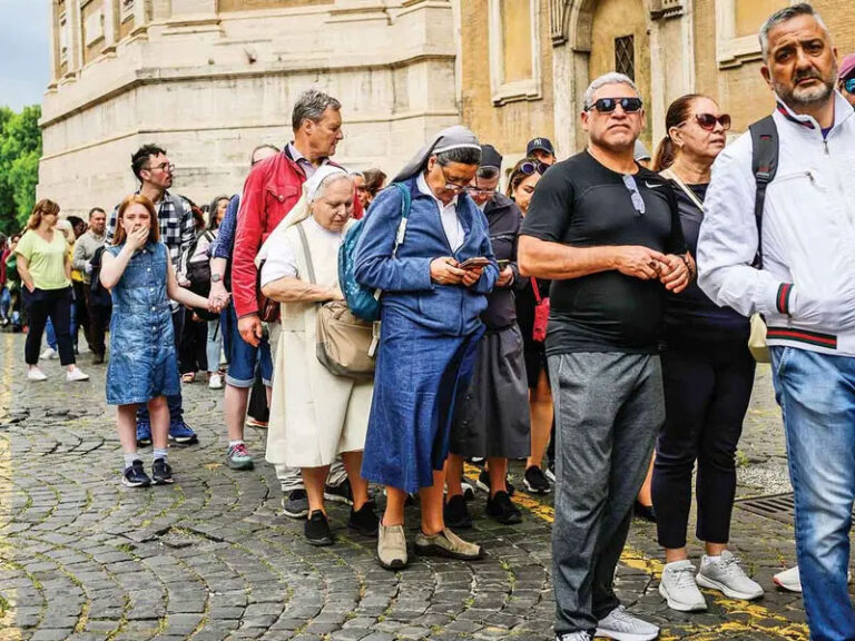 Miles acuden ante la tumba del papa Francisco en la basílica Santa María la Mayor de Roma