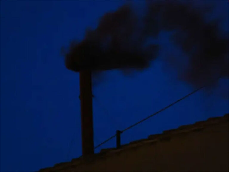 ¡Humo negro en El Vaticano!