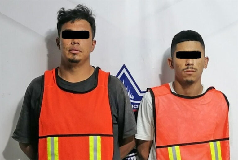 Detienen a dos sujetos en posesión de un vehículo con reporte de robo y cristal