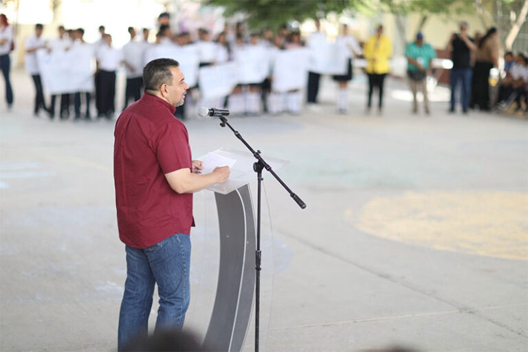 Entrega alcalde rehabilitación de la Escuela Primaria Octavio Paz