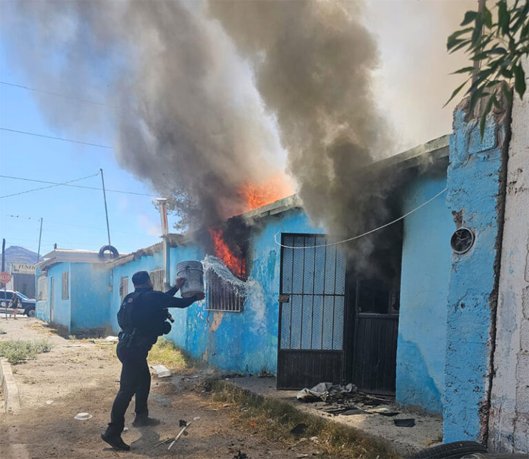 Ayudan policías municipales a sofocar incendio en la colonia Independencia II