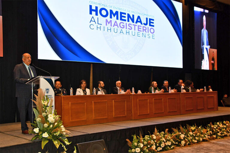 Entrega SEyD estímulos económicos a docentes federalizados con 30 y 40 años de servicio