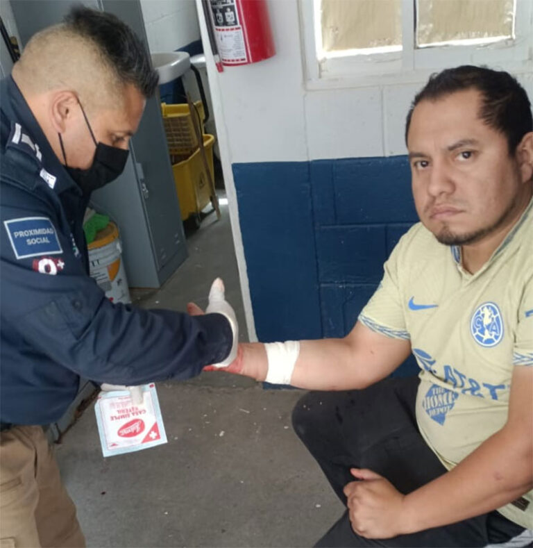 Agradece ciudadano a policía instructor por prestarle ayuda tras emergencia