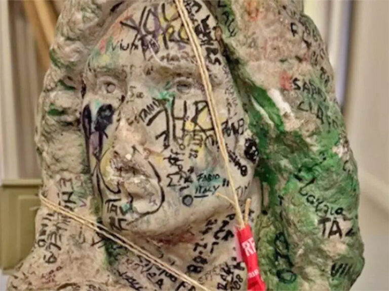 Por casualidad localizan busto robado de Jim Morrison