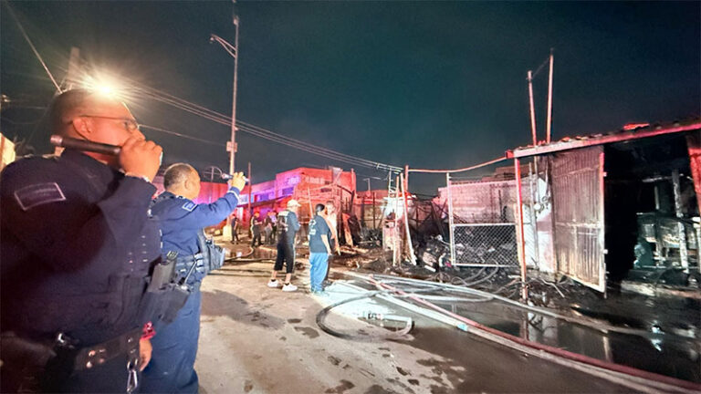 Policías municipales rescatan a hombre durante conato de incendio en la zona Centro