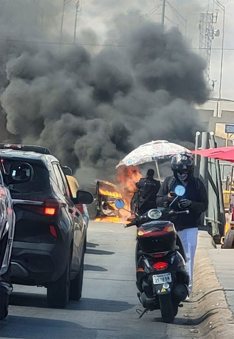 Arde vehículo en Puente Libre
