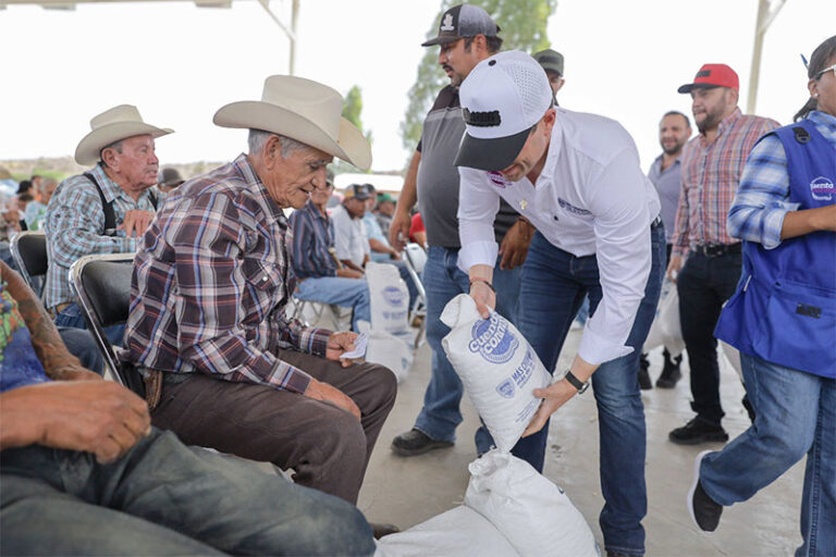 Entregan apoyos alimenticios a 200 familias en Balleza