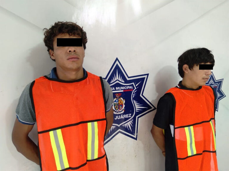 Municipales arrestaron a dos sujetos en posesión de una motocicleta con reporte de robo