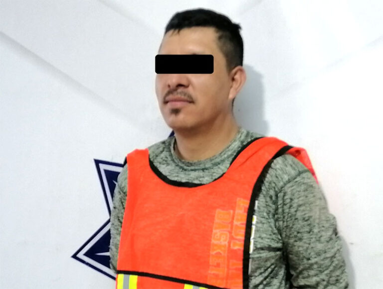 Agentes municipales detienen a sujeto acusado de ocasionar daños a vehículo