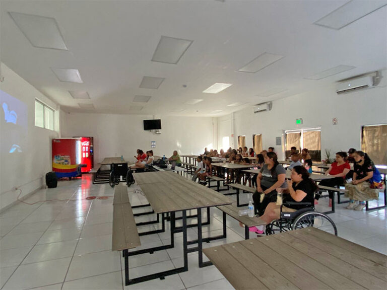 Disfrutan niños y adultos función de cine en el albergue Felipe Ángeles