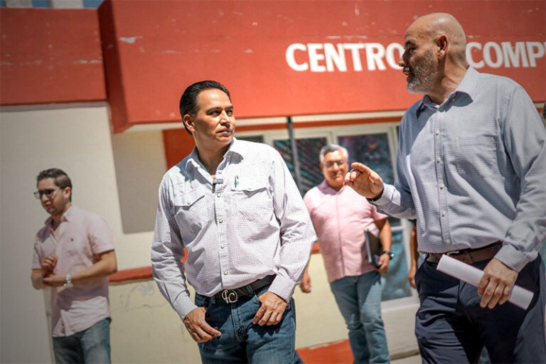 Entrega Alejandro Pérez Cuéllar donativo de más de 400 artículos de mobiliario a CBTis No. 143 en Camargo