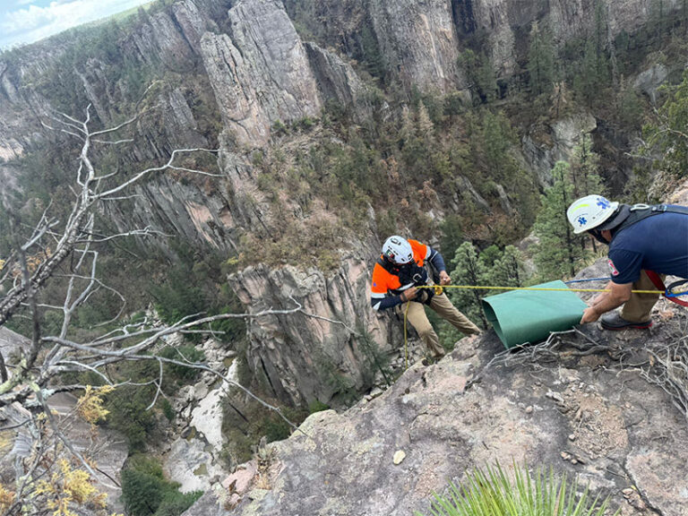 Protección Civil y Fiscalía General del Estado colaboran para localizar y recuperar cuerpo en río de Urique