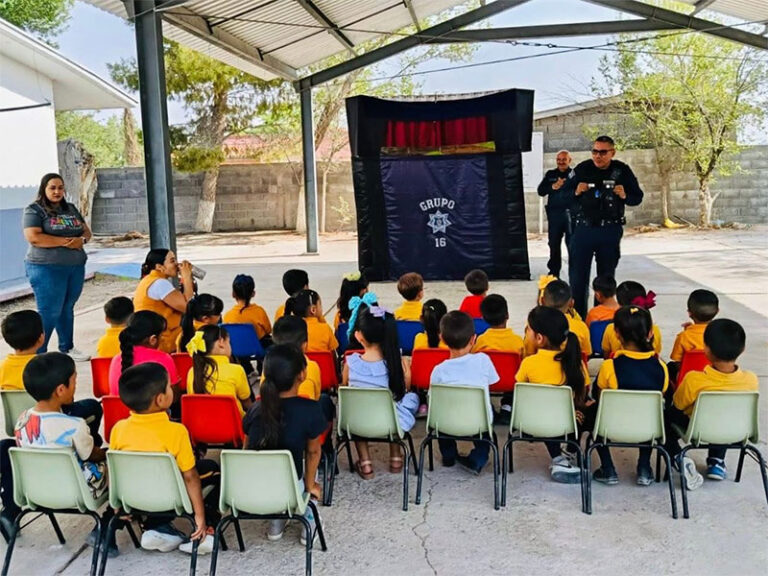 Llevan el Teatrino de la SSPM al Jardín de Niños José Meraz García en Samalayuca