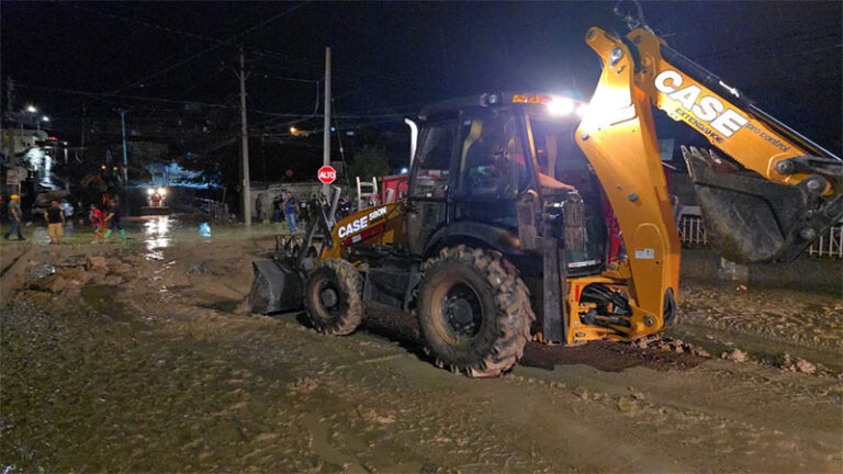 Continúa personal de Obras Públicas atendiendo áreas afectadas por las lluvias