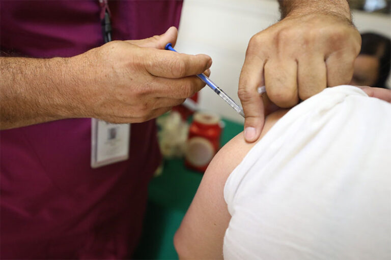 Aplica Salud vacunas contra sarampión, influenza y neumococo