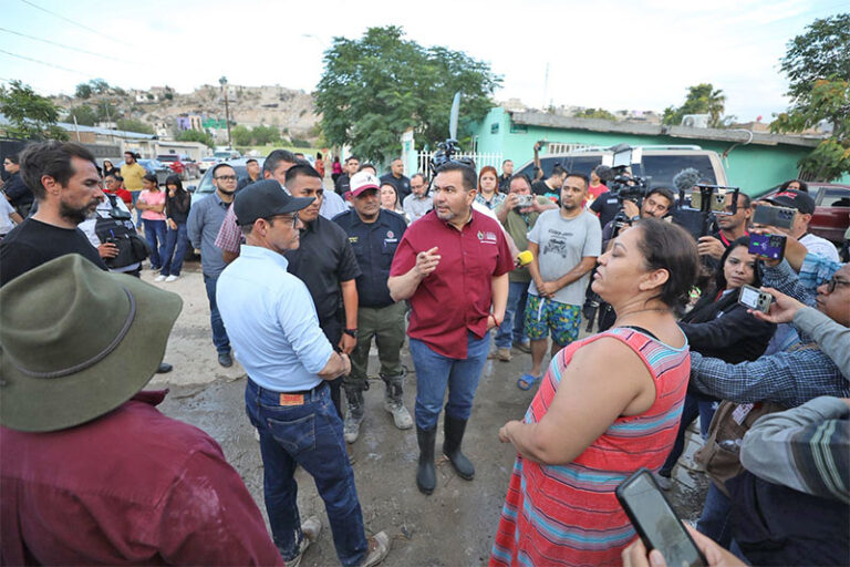 Visita el Presidente Pérez Cuéllar a los afectados por la lluvia de este día