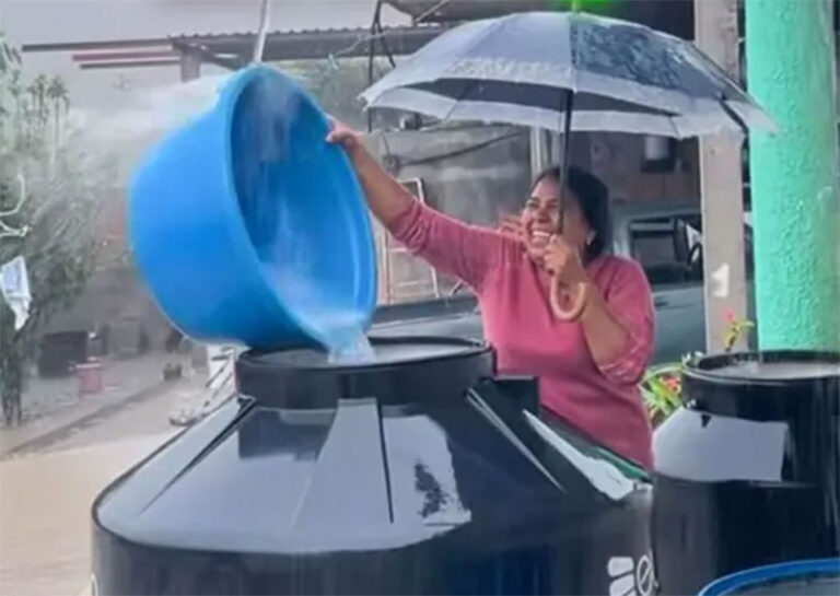 VIDEO: Llena tinaco con agua de lluvia y se hace viral