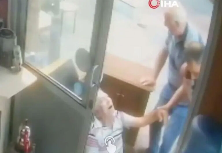 VIDEO: Amigos mueren por infarto, uno ayudaba al otro