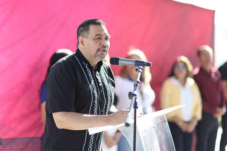 Entrega alcalde domo de la Escuela Primaria Federal Sentimientos de la Nación