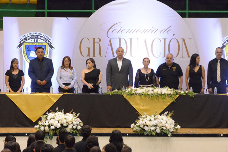 Asiste director de Centros Comunitarios a graduación de la Secundaria Federal 16