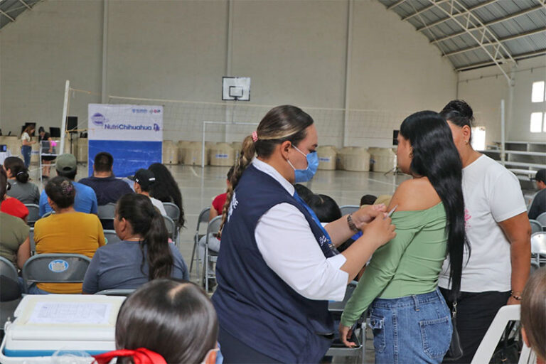 Entrega NutriChihuahua apoyos alimentarios en jornada de vacunación contra el sarampión en Cuauhtémoc