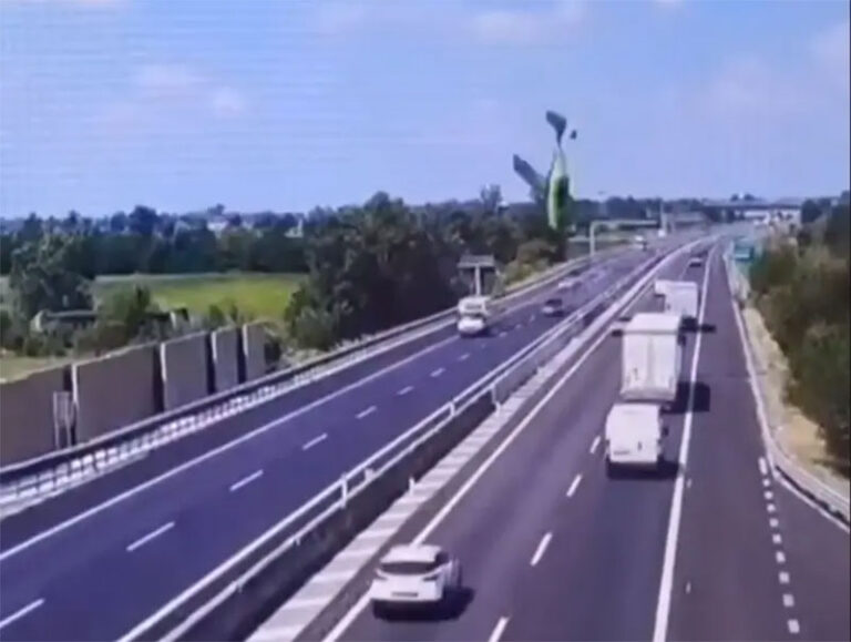 VIDEO: Cae avioneta en plena autopista