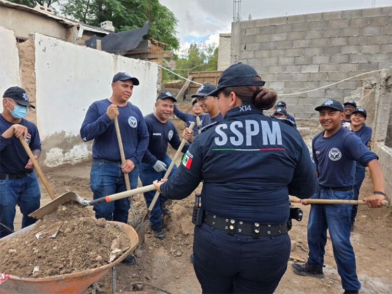 Cadetes de la Academia de Policía Municipal apoyan a damnificados por lluvias