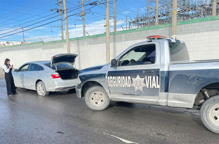 Brindan apoyo policías viales en zonas inundadas