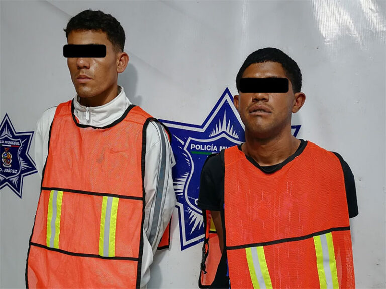 Arrestan a dos extranjeros señalados por el delito de robo a transeúnte con violencia