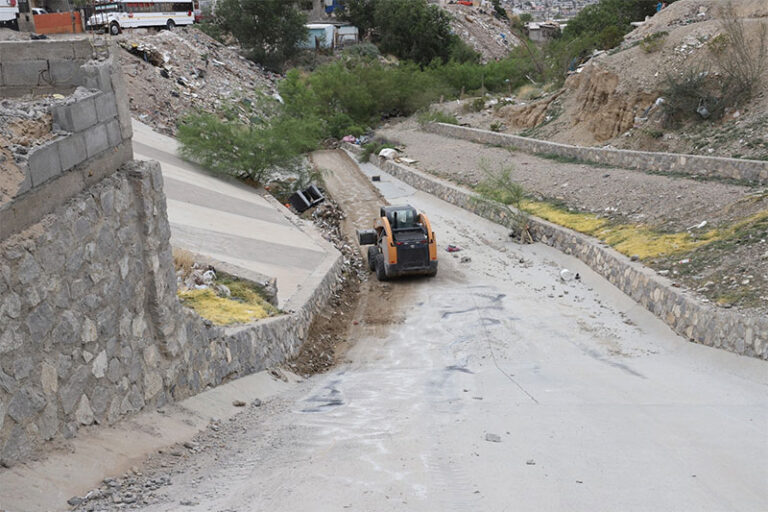 Retiran en Operativo de Reordenamiento Urbano construcción asentada en arroyo