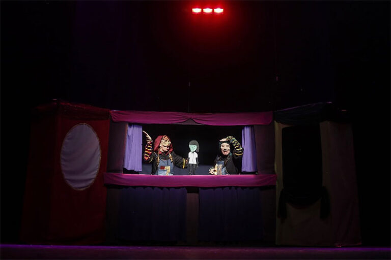 “Leperas contra mocosos” conquista con humor y desobediencia en el Festival de Teatro de la Ciudad