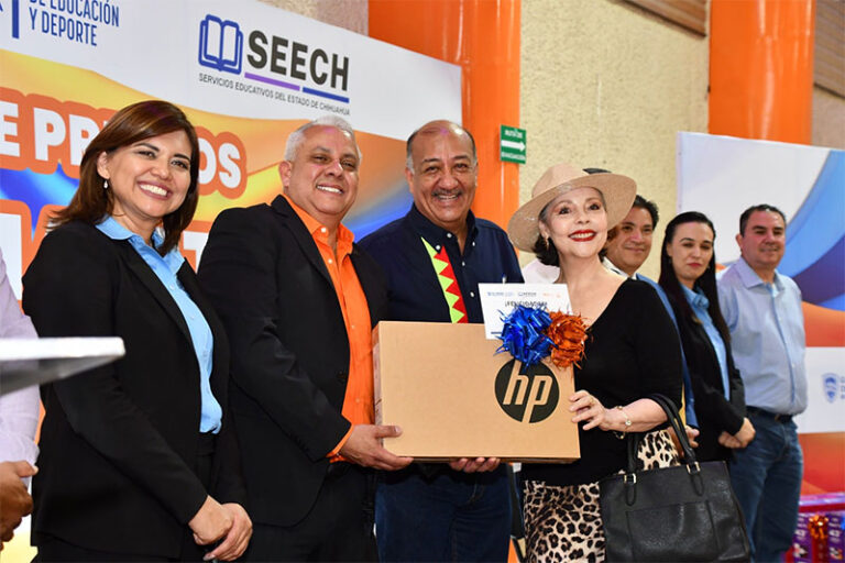 Entrega el Estado premios del sorteo por Día del Magisterio 2025
