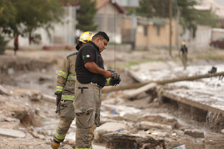 Avanza limpieza en Arroyo de las Víboras; retiran postes caídos y facilitan acceso a viviendas