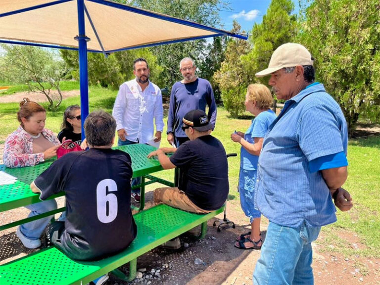 Se reúne titular de Atención Ciudadana del Suroriente con vecinos de Jardines del Valle