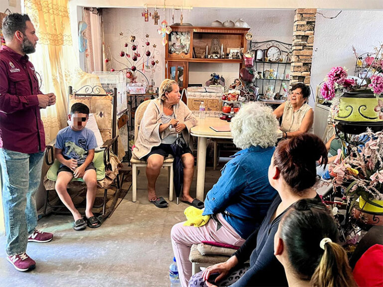 Se reúne titular de Atención Ciudadana del Suroriente con vecinos de Parajes de Oriente