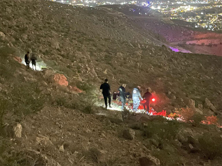 Policías Municipales rescatan a tres personas extraviadas en el “Cerro de la Biblia”