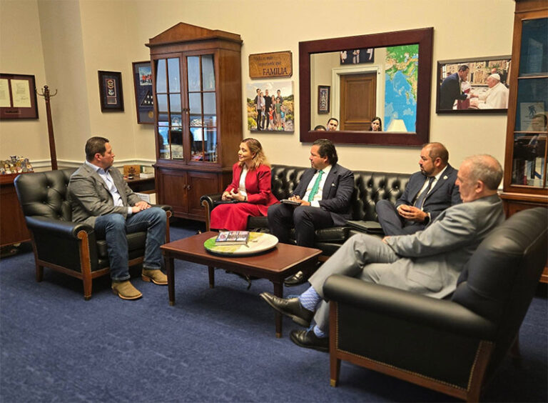 Maru Campos se reúne en Washington con el congresista Tony Gonzales
