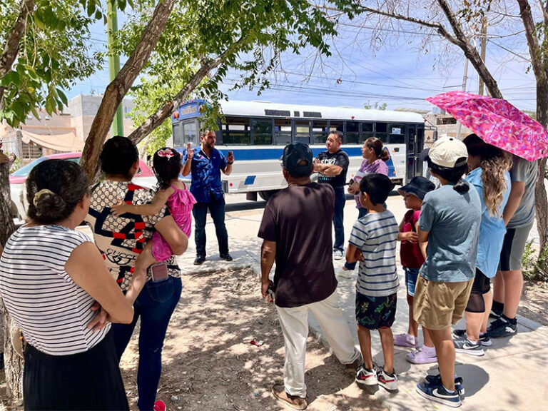 Visita titular de Atención Ciudadana del Suroriente a vecinos de Parajes de Oriente