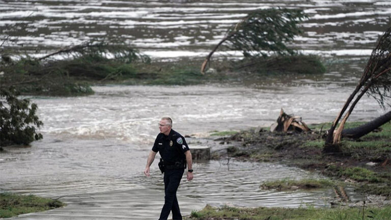 Aumenta a 78 las personas muertas por inundaciones en Texas